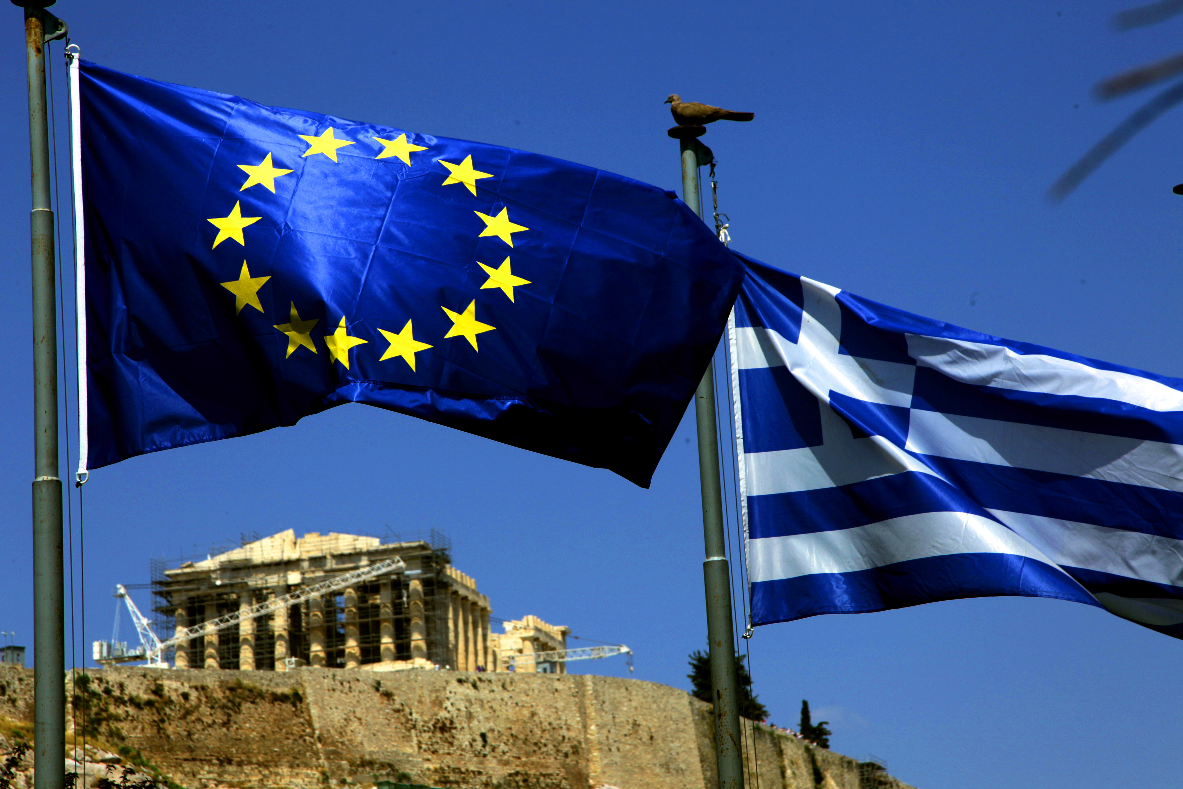Guardian για Ελλάδα: Κανείς δεν πιστεύει ότι μπορεί να αποπληρώσει επιτυχώς το χρέος της