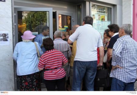 Ουρές στις τράπεζες την Παρασκευή για τα 300 ευρώ