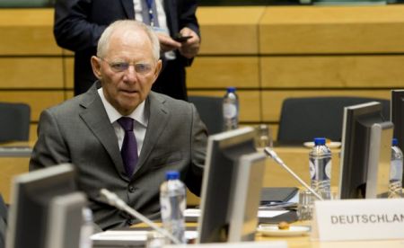 Σόιμπλε: Αφήνει παράθυρο για αναδιάρθρωση χρέους