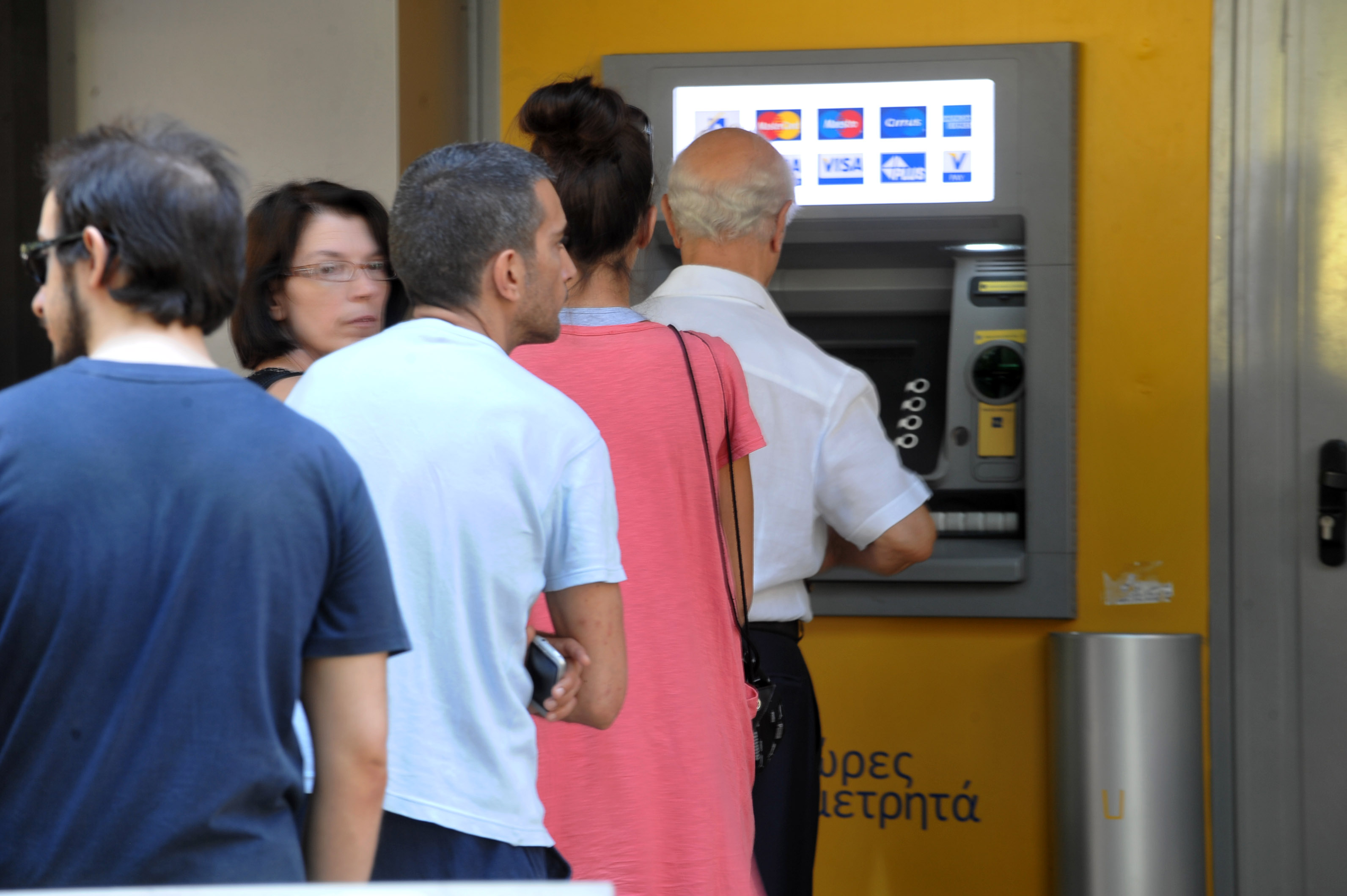 Capital controls: Πώς θα γίνονται οι αναλήψεις με βάση το νέο όριο των 840 ευρώ ανά 15νθήμερο