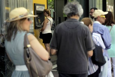 Στα ΑΤΜ η Ελλάδα περιμένει καρτερικά
