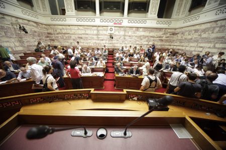 Συζήτηση στην Ολομέλεια της Βουλής – Ψηφίστηκε από τις Επιτροπές της Βουλής το νομοσχέδιο για τη συμφωνία με τους δανειστές – (live)