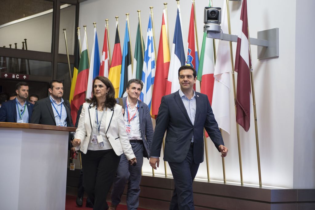 Bloomberg: Ο Τσίπρας παραδόθηκε στις ευρωπαϊκές απαιτήσεις