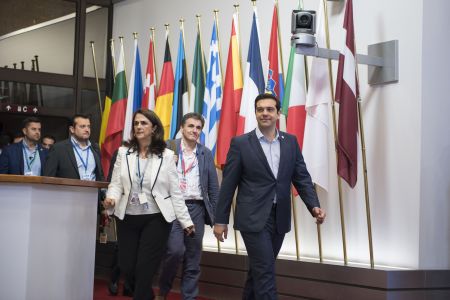 Bloomberg: Ο Τσίπρας παραδόθηκε στις ευρωπαϊκές απαιτήσεις