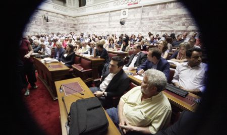 Η ΚΕ του ΣΥΡΙΖΑ αποφασίζει για το μέλλον της χώρας – Κίνδυνος πολιτικής ανωμαλίας σε περίπτωση που ο Τσίπρας χάσει τις ψηφοφορίες της Πέμπτης