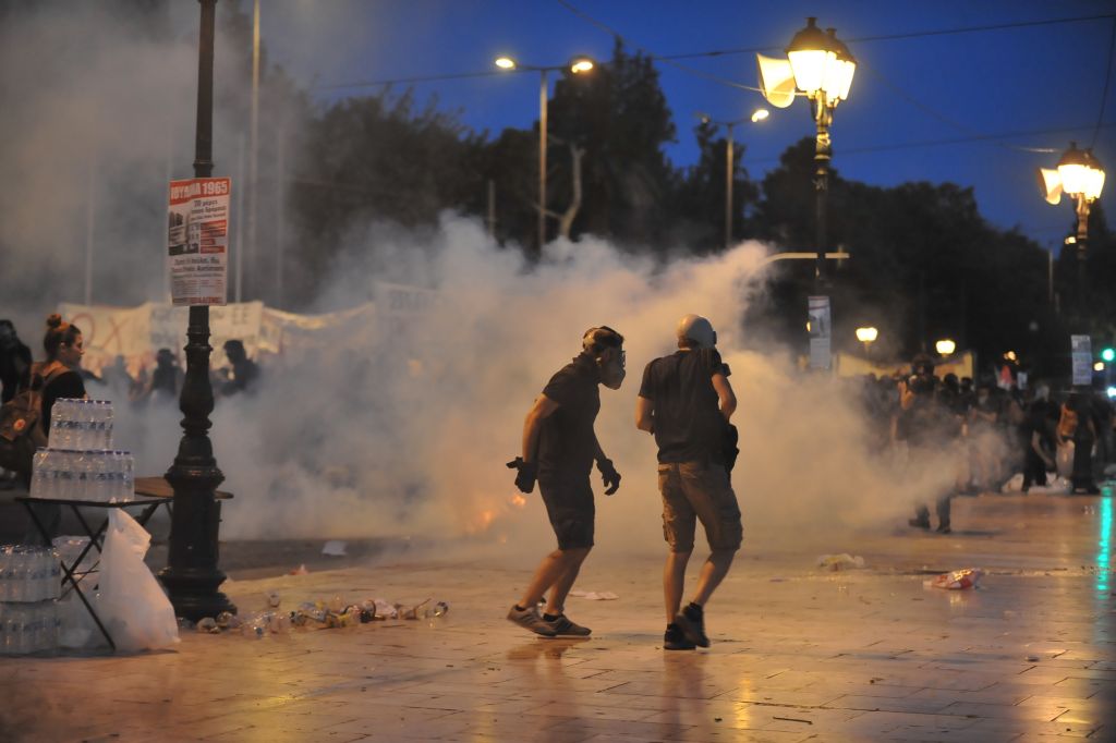 Επεισόδια στο Σύνταγμα μεταξύ κουκουλοφόρων και αστυνομίας