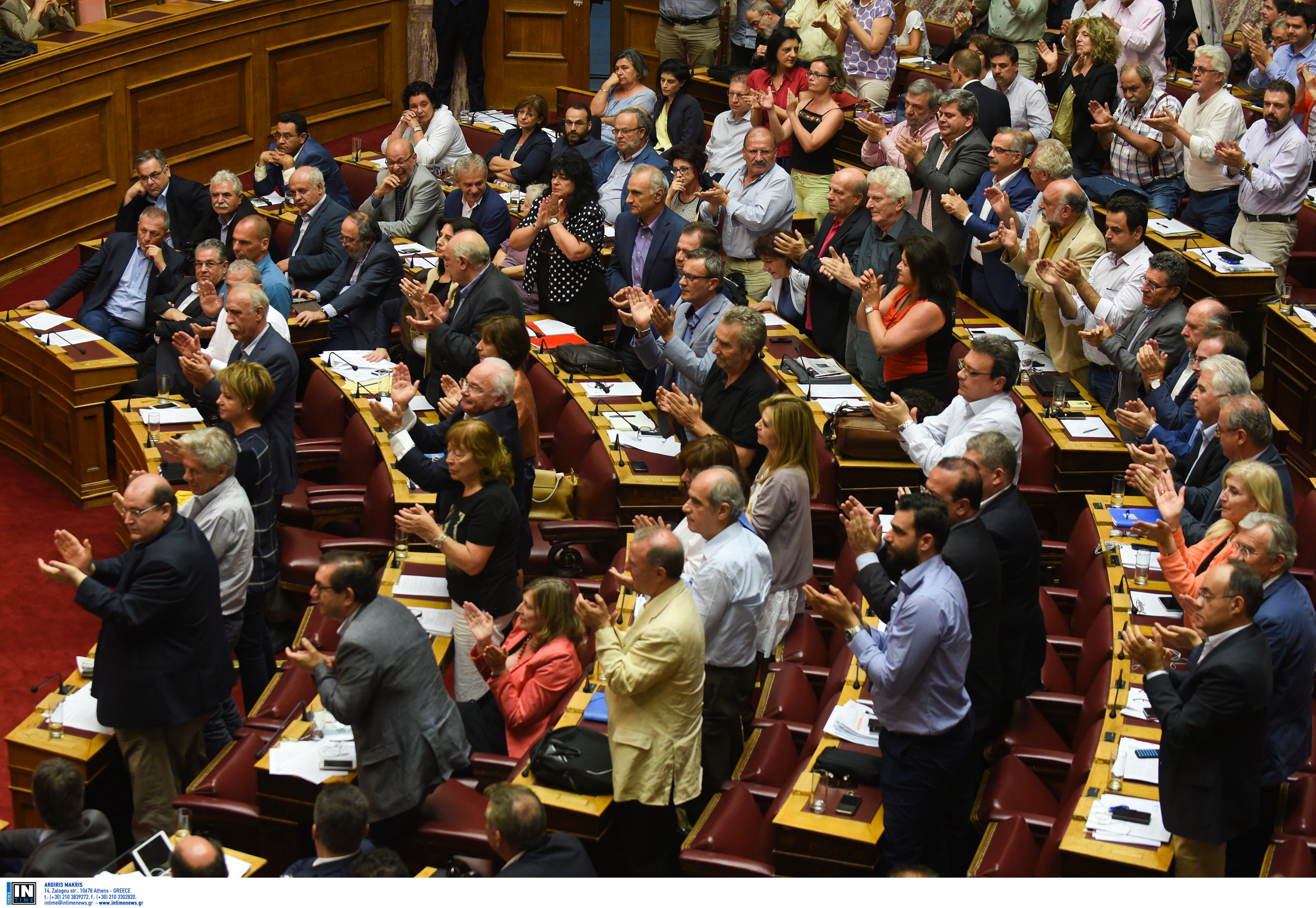 «Στάση» βουλευτών του ΣΥΡΙΖΑ με συλλογή υπογραφών κατά της τροπολογίας Μουζάλα
