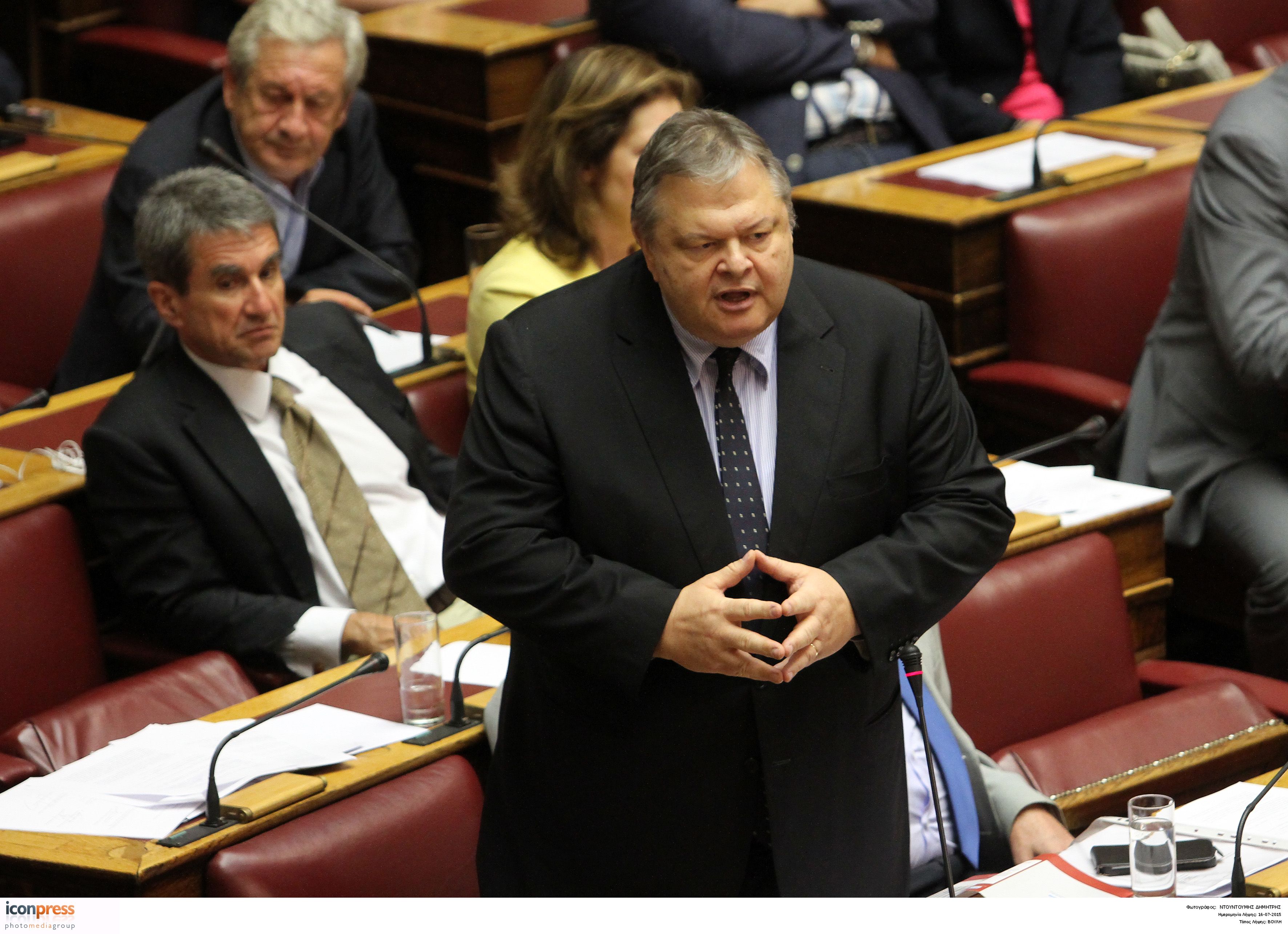 Τροπολογία Βενιζέλου: Όχι άνευ ορίων εξουσιοδότηση στον Τσακαλώτο