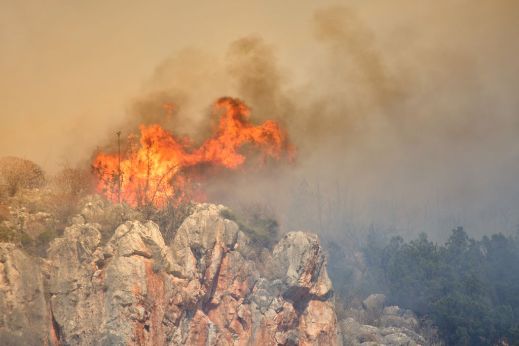 Σε εξέλιξη δύο πυρκαγιές στην Εύβοια-Μεταξύ Αλιβερίου-Κύμης και στη Σκύρο