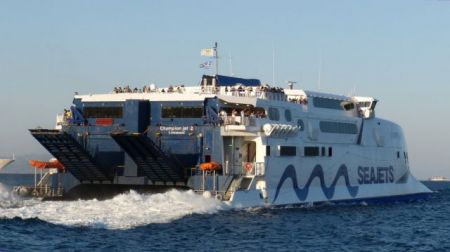 Επέστρεψε στο λιμάνι του Πειραιά το πλοίο Champion jet 2 λόγω βλάβης