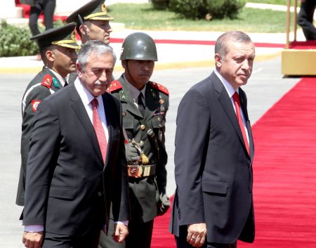 Κυπριακό: Ο Ακιντζί υιοθετεί τη θέση της Άγκυρας για τις εγγυήσεις