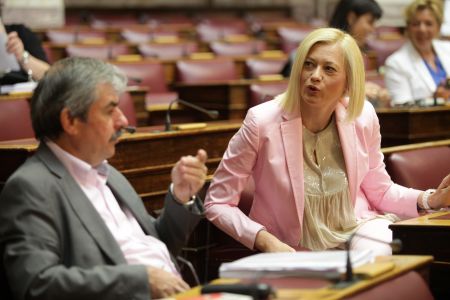 Νέο «όχι» της Ραχήλ Μακρή στο νομοσχέδιο με τα προαπαιτούμενα