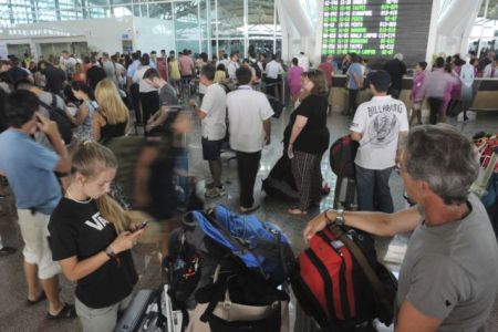 Βρυχάται ξανά το ηφαίστειο Ραούνγκ, κλειστό το αεροδρόμιο του Μπαλί