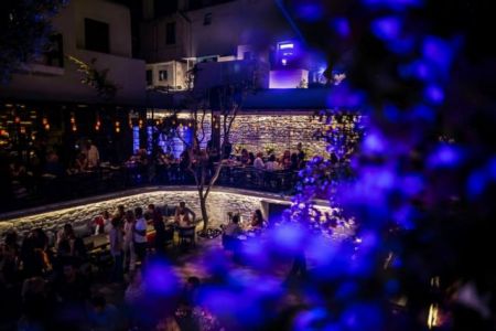 Σαμπάνιες στη θυρίδα