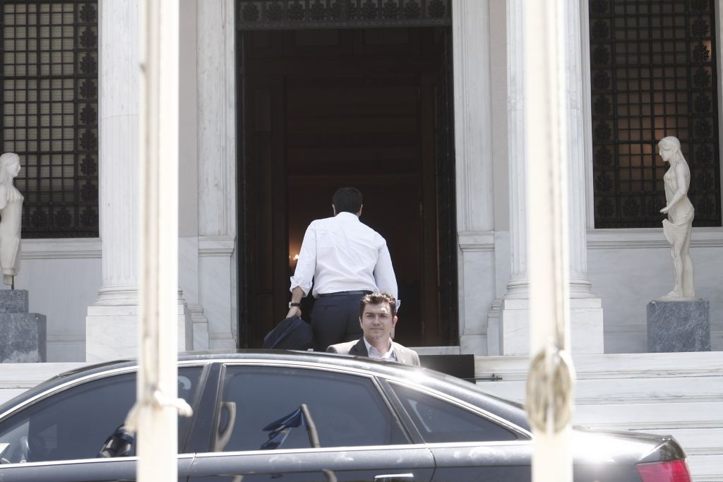 Μαξίμου: Γράφουν – σβήνουν σενάρια εκλογών