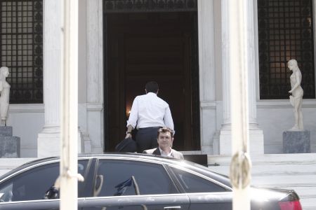 Μαξίμου: Γράφουν – σβήνουν σενάρια εκλογών