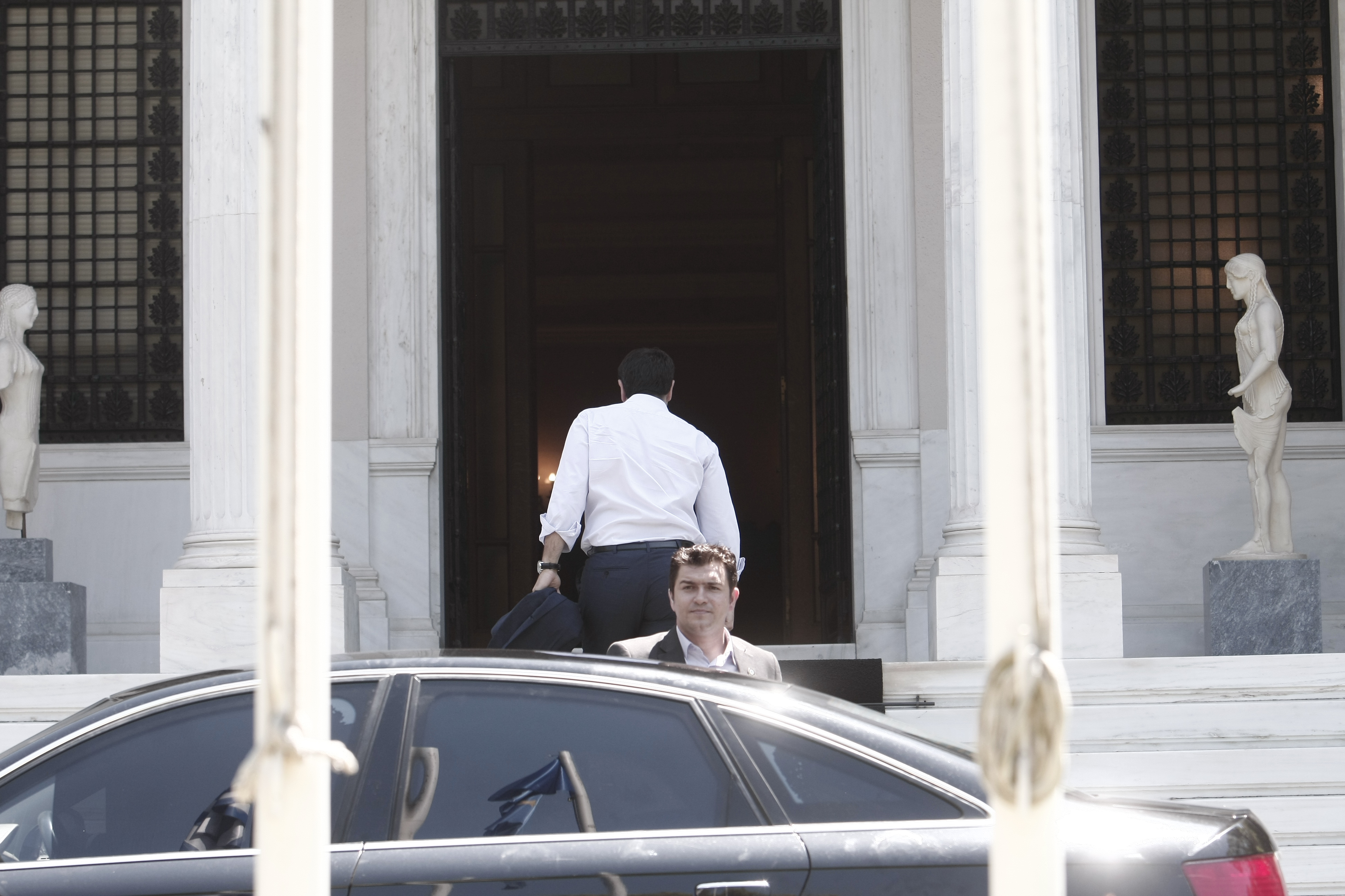 Μαξίμου: Γράφουν – σβήνουν σενάρια εκλογών