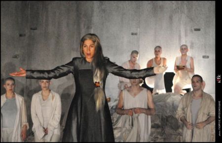 Αμαλία Μουτούση: «Βλέπω τους νεοέλληνες σαν μια βάρβαρη φυλή»