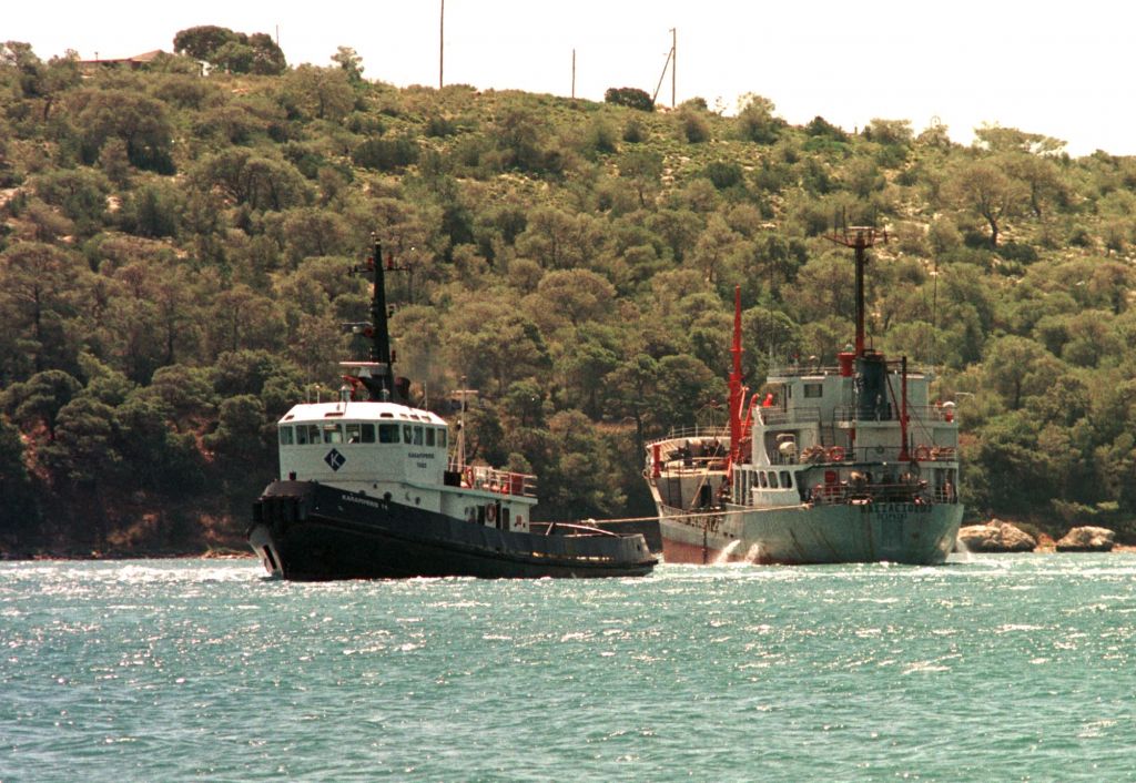 Cargo ship carrying coal runs aground east of Kythira