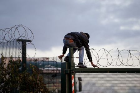 Κάμερον: Φράχτες και σκύλοι για τους μετανάστες στο Καλέ