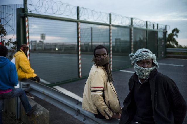 Βρετανία και Γαλλία ζητούν βοήθεια από την ΕΕ για τους μετανάστες του Καλαί