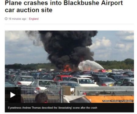 Βρετανία: Μικρό αεροσκάφος συνετρίβη σε έκθεση αυτοκινήτων