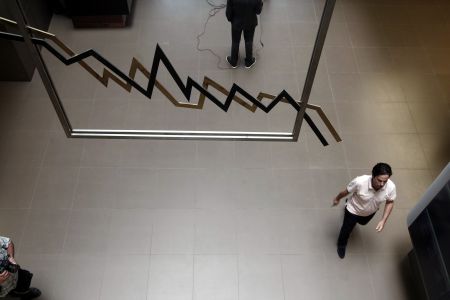 Πολιτικό ρίσκο «βλέπει» η αγορά