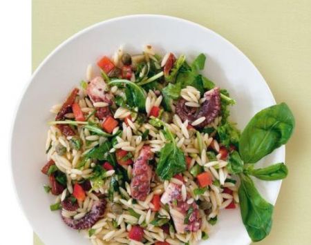 Χταποδοσαλάτα µε κριθαράκι, ρόκα και λιαστές ντοµάτες