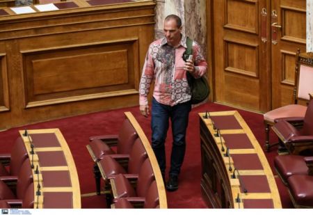 Στην αντεπίθεση ο Βαρουφάκης, σκληρή απάντηση σε Στουρνάρα