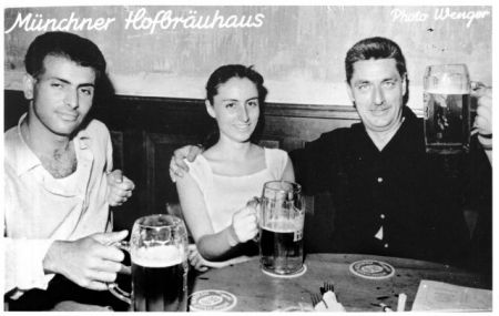 Σουρπράιζ πάρτι στην ταράτσα του Καραγάτση