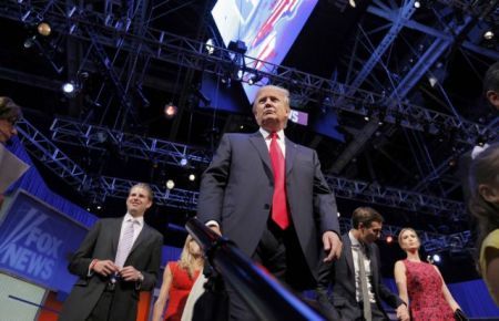 Ο Τραμπ προηγείται με διπλάσιο ποσοστό από τον Τζεμπ Μπους