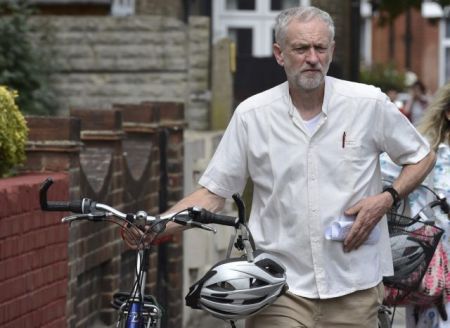 Ανω-κάτω κάνει ο Κόρμπιν τους Εργατικούς