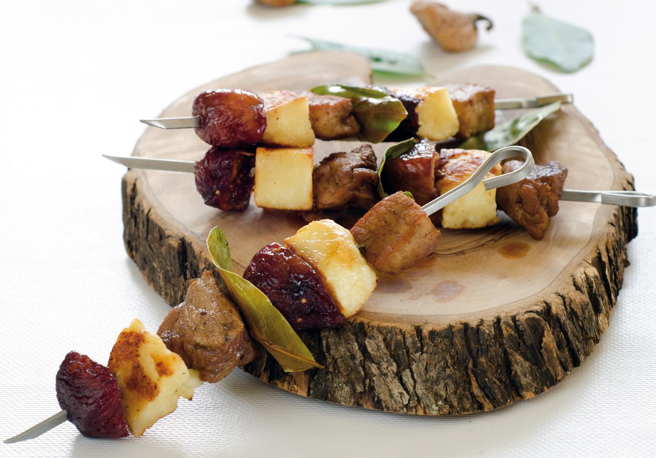 Σουβλάκι χοιρινό µε χαλούµι και σύκα