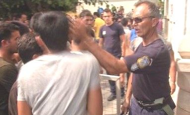 Police officer suspended after slapping refugee on Kos