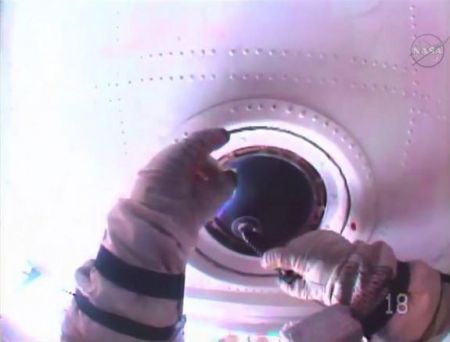 Κοσμοναύτες καθαρίζουν τα τζάμια στο εξωτερικό του ISS