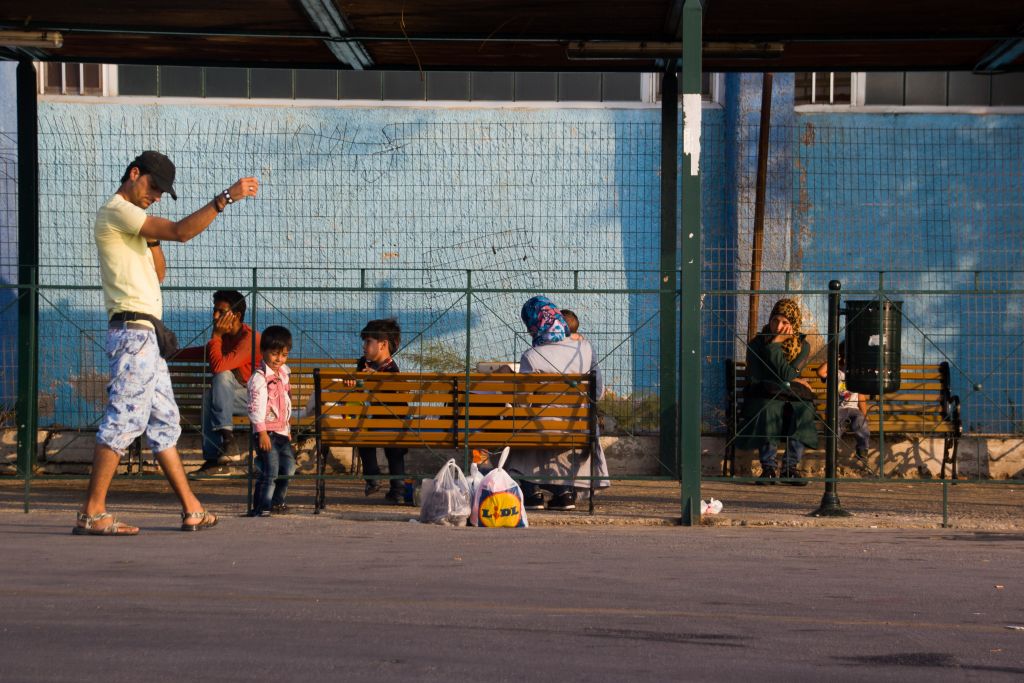Δεκάδες πρόσφυγες εγκαταλείφθηκαν στο δρόμο από διακινητές