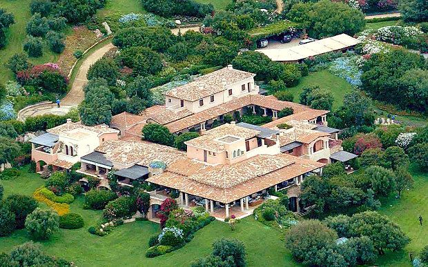 Τη βίλα των «μπούνγκα-μπούνγκα» πουλά ο Μπερλουσκόνι