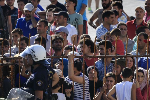 1.000 πρόσφυγες κλεισμένοι για 20 ώρες σε γήπεδο της Κω