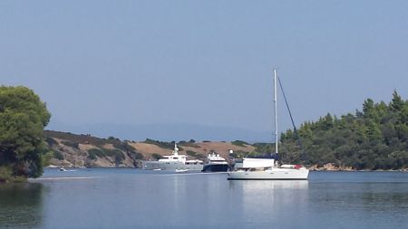 Σίβυλλα alert! Είναι μέσα στο λευκό motor yacht οι Μπραντζελίνα;