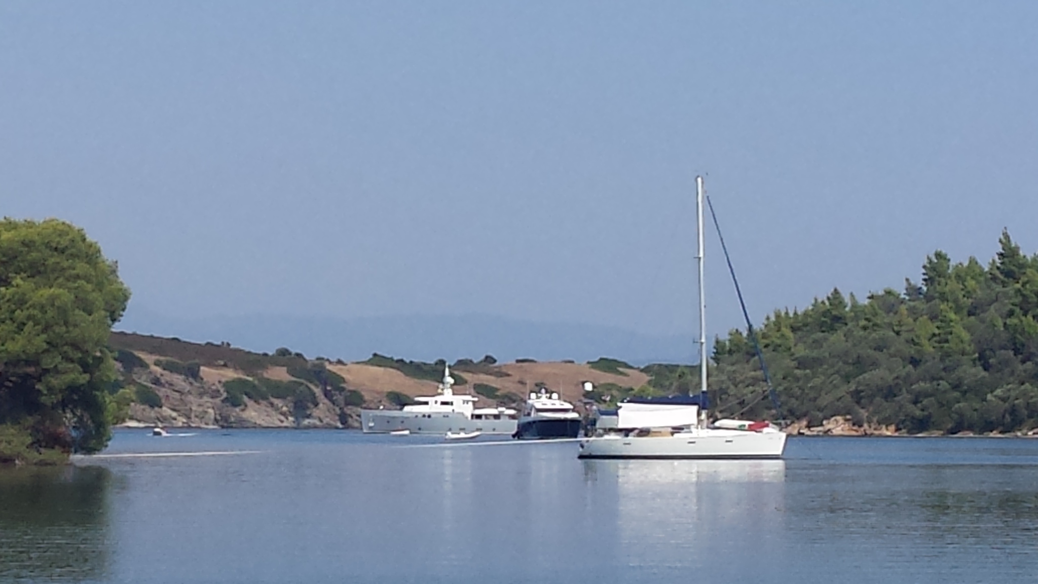 Σίβυλλα alert! Είναι μέσα στο λευκό motor yacht οι Μπραντζελίνα;