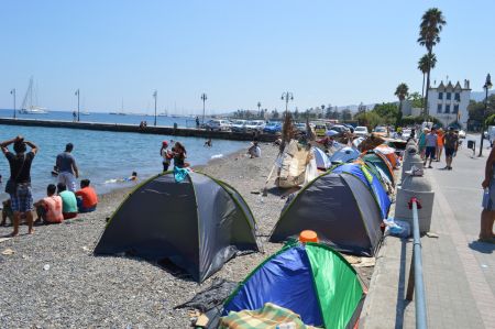 Σε κατάσταση πολιορκίας η Κως – Για κίνδυνο ανεξέλεγκτων καταστάσεων προειδοποιούν δήμαρχος και αστυνομικοί