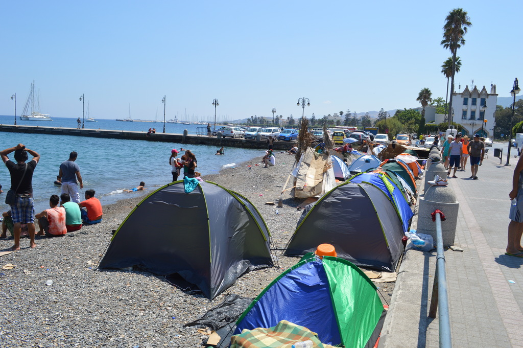 Σε κατάσταση πολιορκίας η Κως – Για κίνδυνο ανεξέλεγκτων καταστάσεων προειδοποιούν δήμαρχος και αστυνομικοί