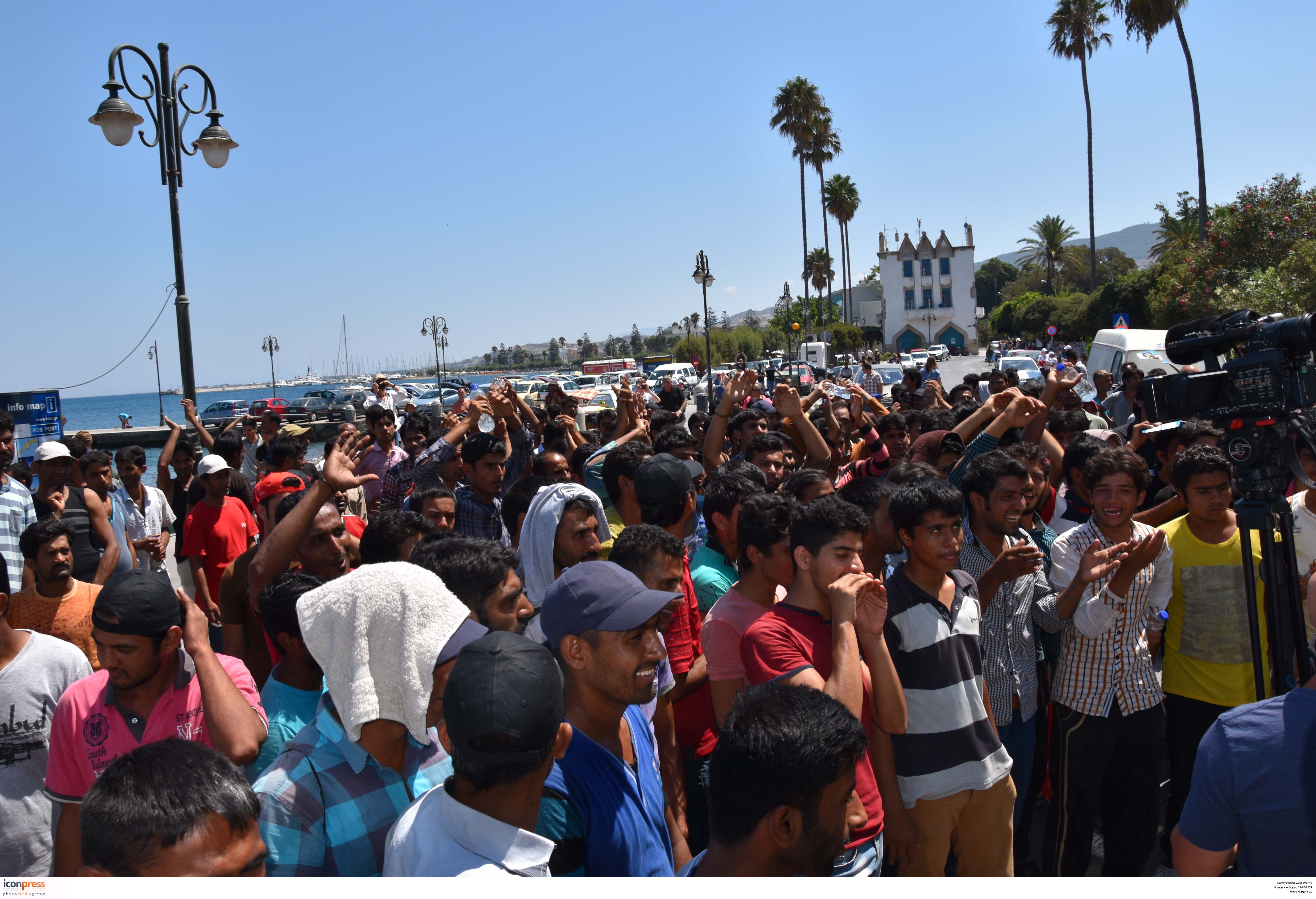 Νέα επεισόδια στην Κω με μετανάστες – Πέταξαν μπουκάλια με νερό στους αστυνομικούς- Πολίτες εισέβαλαν σε σύσκεψη στο Επαρχείο – «Θα χυθεί αίμα» φώναζαν