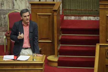 Τσακαλώτος: Στις τράπεζες τα χρήματα που έχετε «κάτω από το στρώμα»