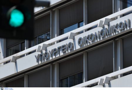 Σαράντα τέσσσερις υποψηφιότητες για τη θέση του επικεφαλής της ΓΓΔΕ