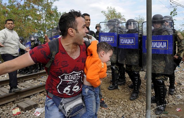 Ανοιξαν τα σύνορα στην πΓΔΜ για τη σταδιακή διέλευση των προσφύγων – Σκηνές πανικού
