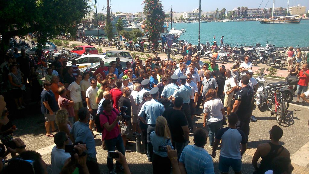 Πέταξαν αυγά και μπουκάλια νερό στον Π. Καμμένο στην Κω