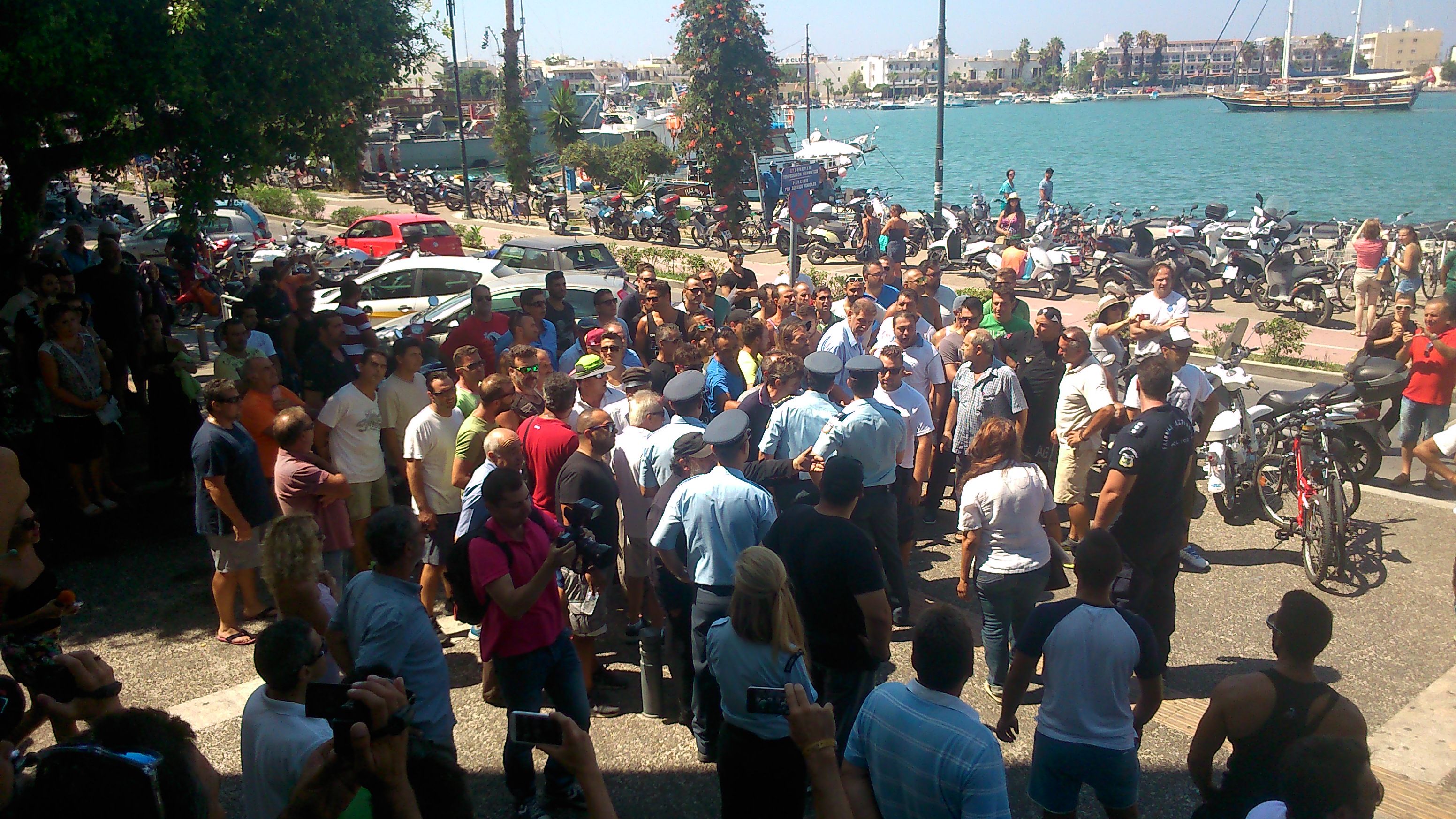 Πέταξαν αυγά και μπουκάλια νερό στον Π. Καμμένο στην Κω