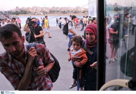 Εκατοντάδες πρόσφυγες έσπασαν τον κλοιό ασφαλείας στα σύνορα της ΠΓΔΜ