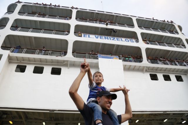 2,500 Syrian refugees to arrive in Piraeus on Tuesday afternoon